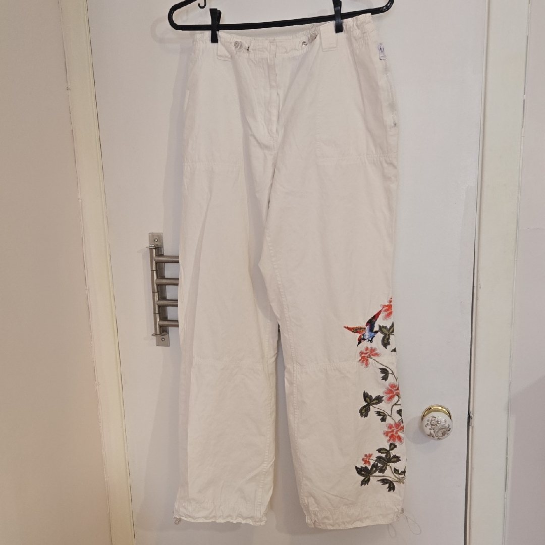 Simons White Capris With Floral Embroidery